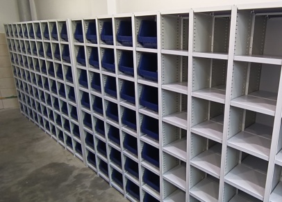 Металлический складской стеллаж с ячейками