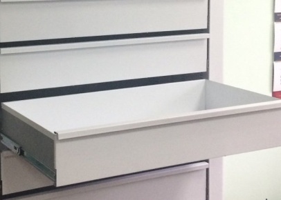 Стеллажи с металлическими ящиками