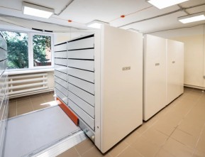 Стеллажи с электроприводом для архива в сложном структурном помещении