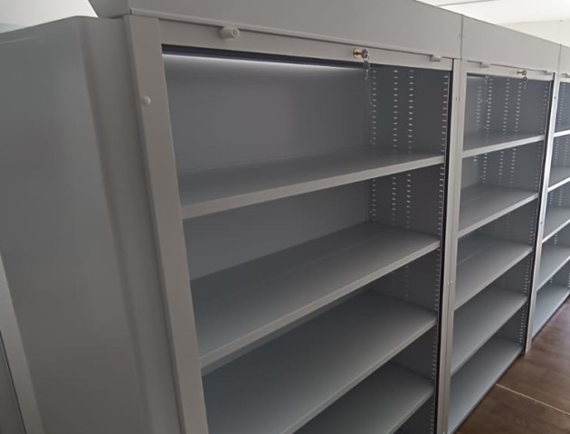 стеллажи с дверями в музее