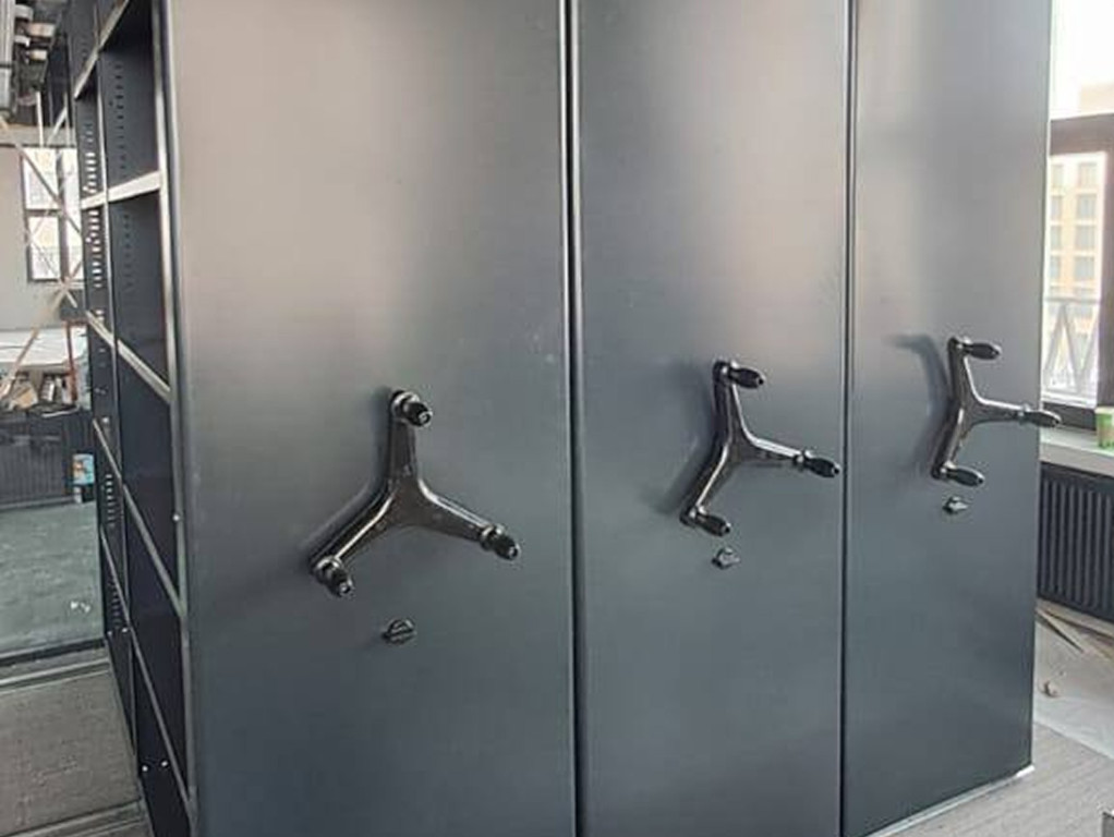 Мобильные стеллажи с цветными дизайн панелями