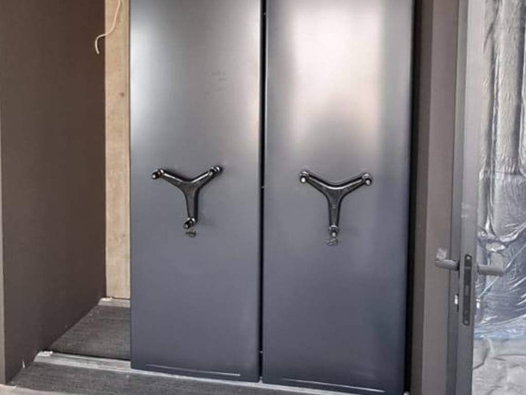 Офисные стеллажи с цветными дизайн панелями